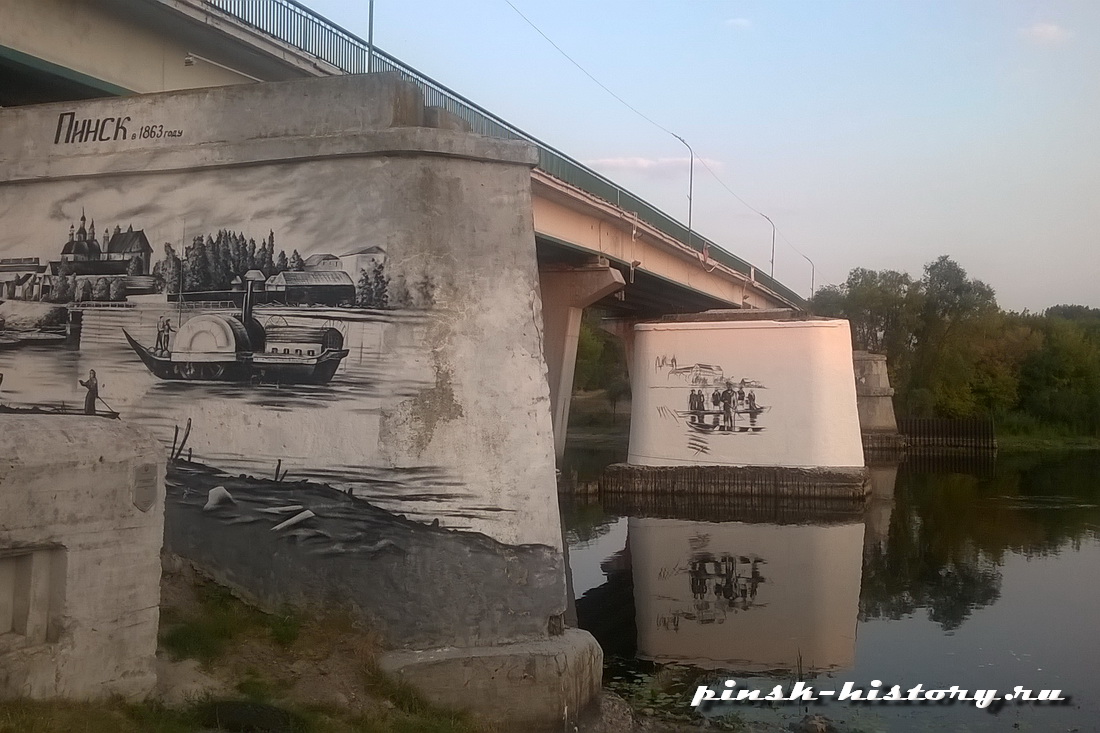 Граффити на опорах старого моста