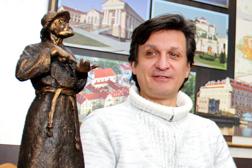 Скульптура "Пинчук" и ее автор, скульптор Алексей Павлючик