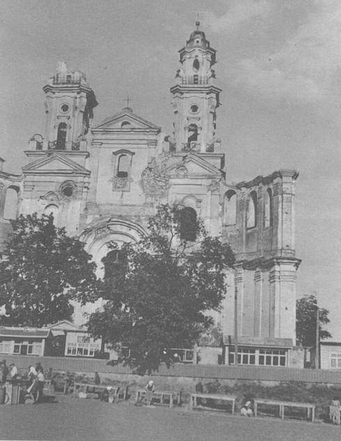 Бывший иезуитский костел. Вид с запада. Фото 1950-х годов