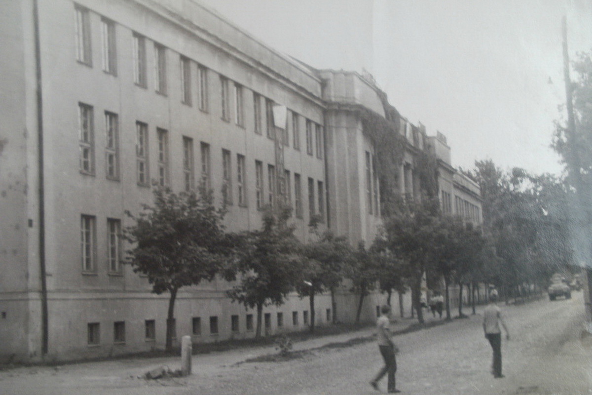 Здание Пинского индустриально-педагогического техникума в 1971 году