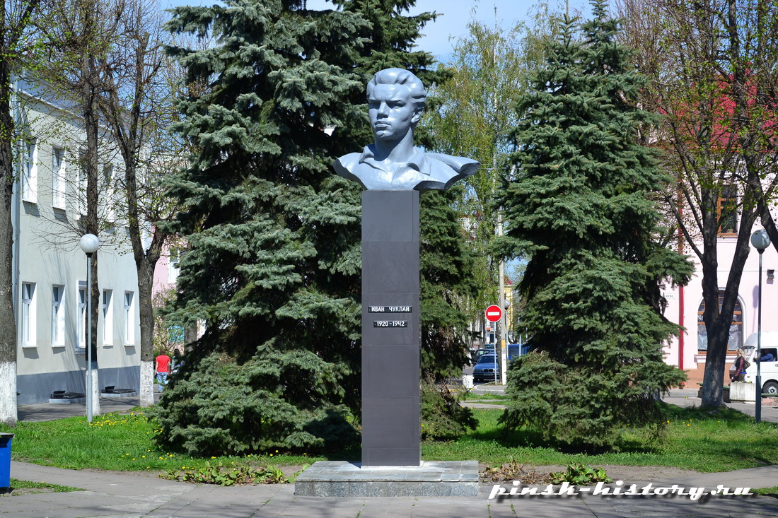 В Пинске реконструировали памятник Ивану Чуклаю